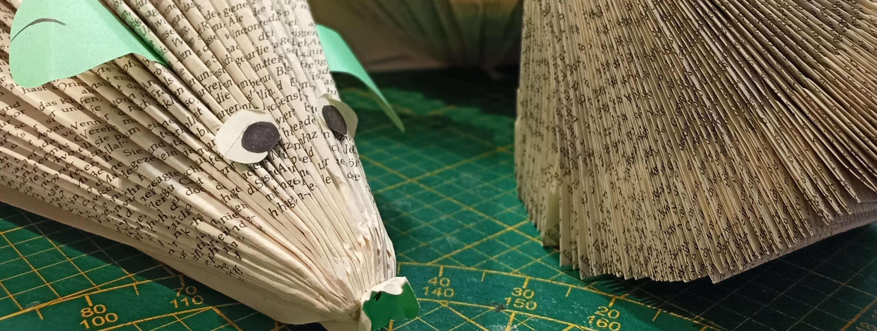 Beim Orimoto-Workshop werden alte Bücher durch spezielle Falttechniken zu dreidimensionalen Objekten wie Lampions, Formen oder Schriftzüge.