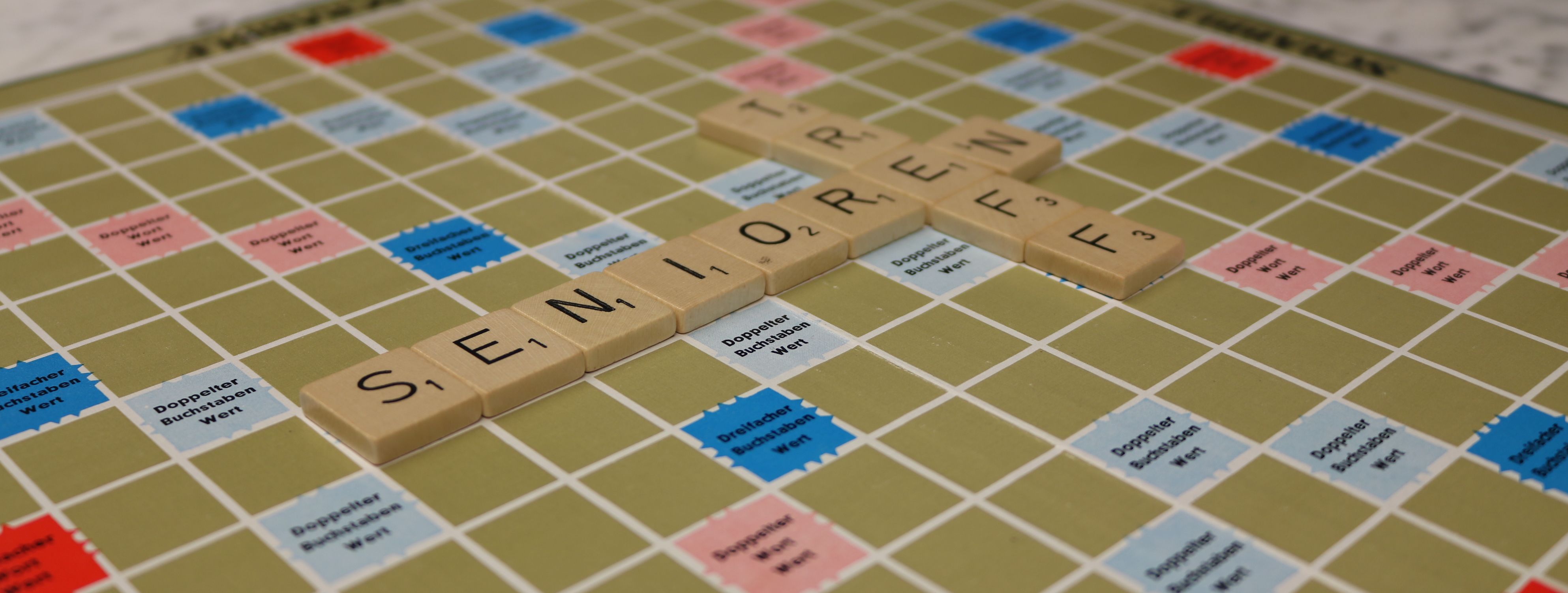 Ein Scrabble-Spielbrett mit Buchstaben darauf