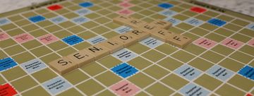Ein Scrabble-Spielbrett mit Buchstaben darauf
