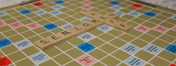 Ein Scrabble-Spielbrett mit Buchstaben darauf