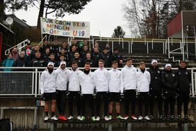 Gruppenfoto: Spieler der DFB U19 Nationalmannschaft stehen unter anderem zusammen mit Jugendlichen des DJK Bösperde auf den Stufen des Huckenohl Stadions.