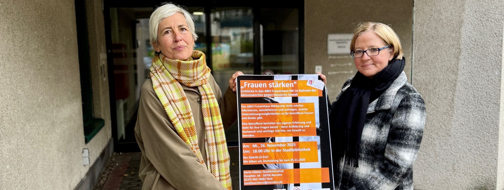 Heike Berkes (li.), Gleichstellungsbeauftragte der Stadt Menden, und Bürgermeisterin Manuela Schmidt laden Interessierte zu der Veranstaltung in der Dorte-Hilleke-Stadtbibliothek im Rahmen der Aktionswoche gegen Gewalt an Frauen ein