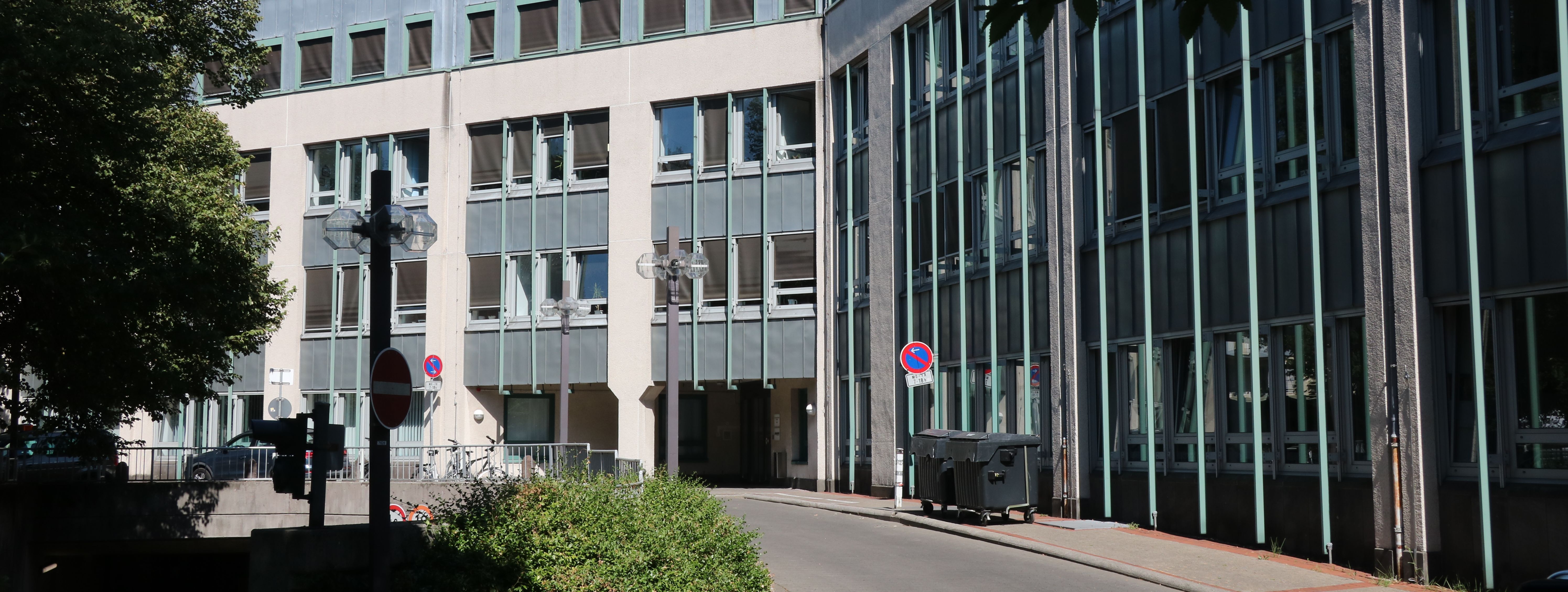 Das Neue Rathaus der Stadt Menden, zu sehen ist die Rückseite vom Westwall aus gesehen.