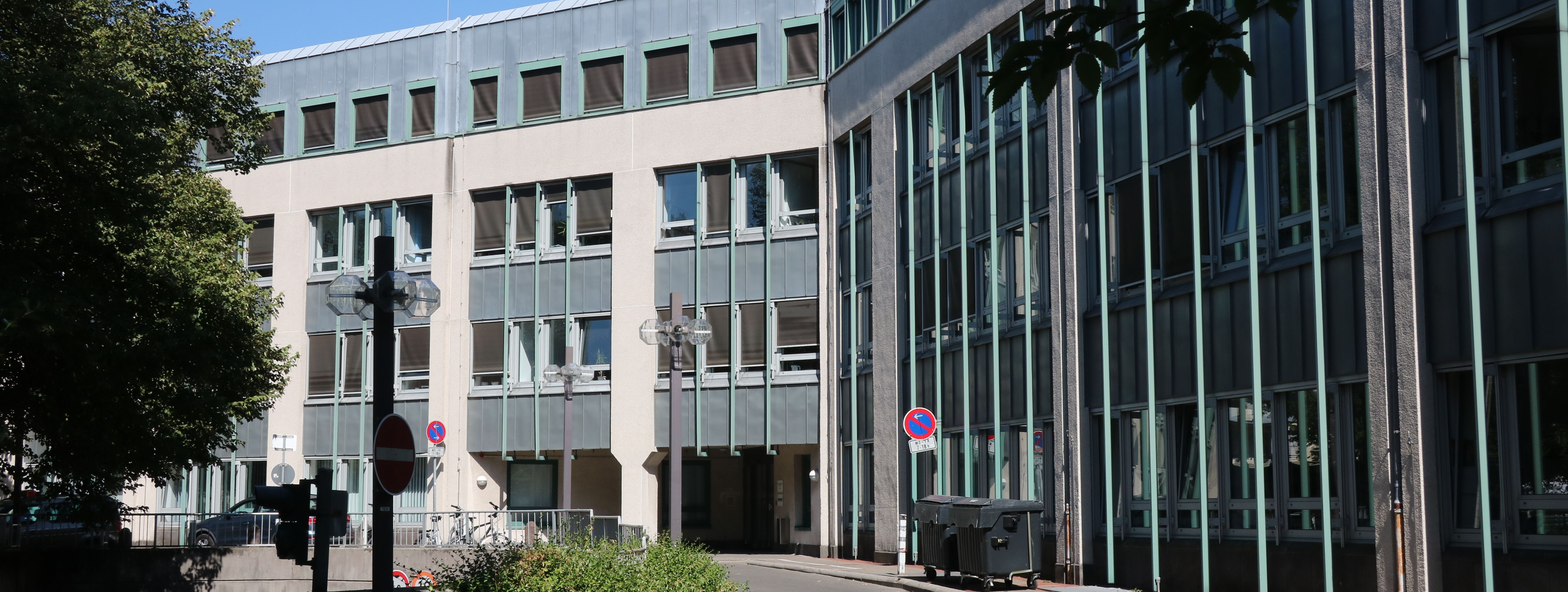 Das Neue Rathaus der Stadt Menden, zu sehen ist die Rückseite vom Westwall aus gesehen.
