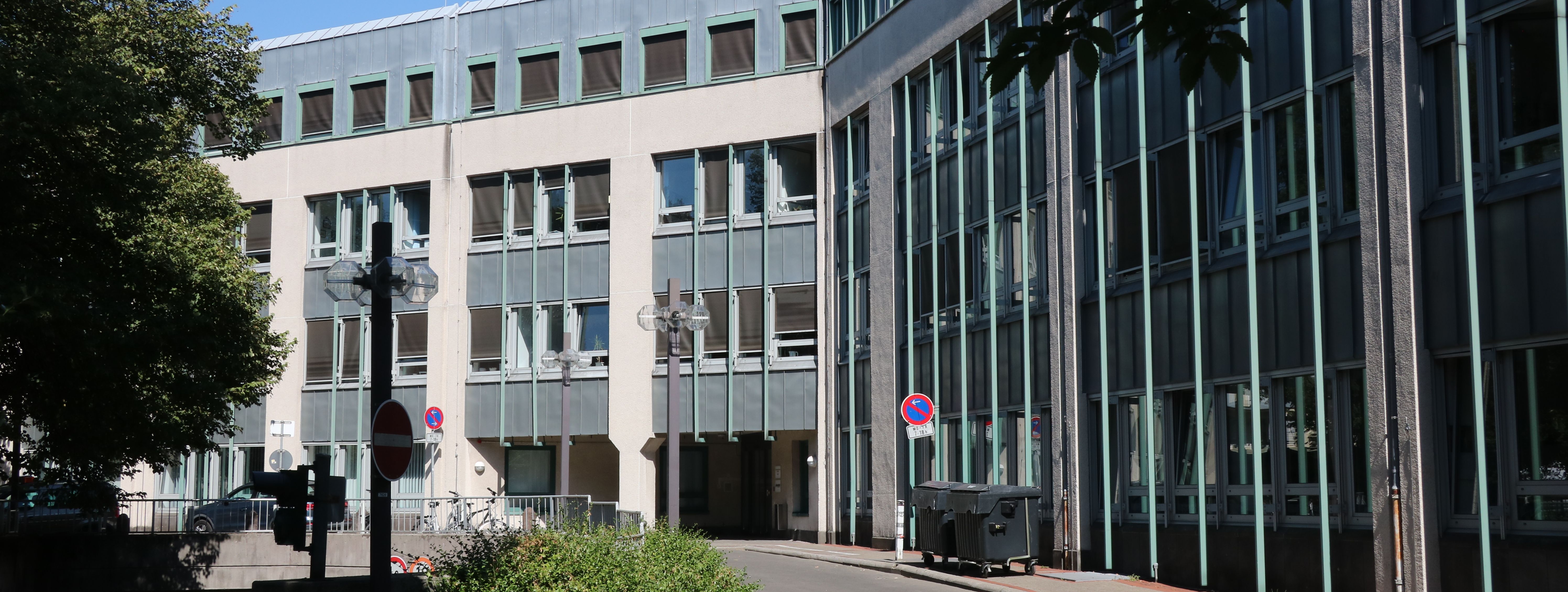 Das Neue Rathaus der Stadt Menden, zu sehen ist die Rückseite vom Westwall aus gesehen.