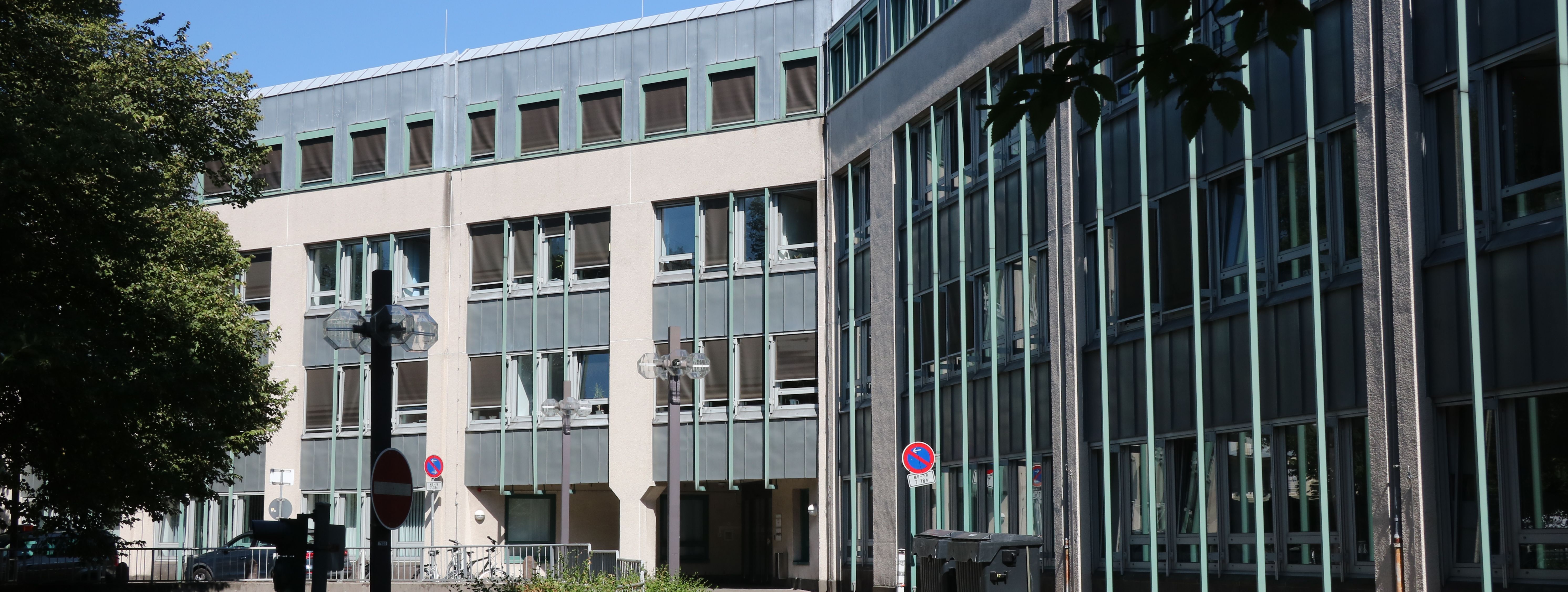 Das Neue Rathaus der Stadt Menden, zu sehen ist die Rückseite vom Westwall aus gesehen.