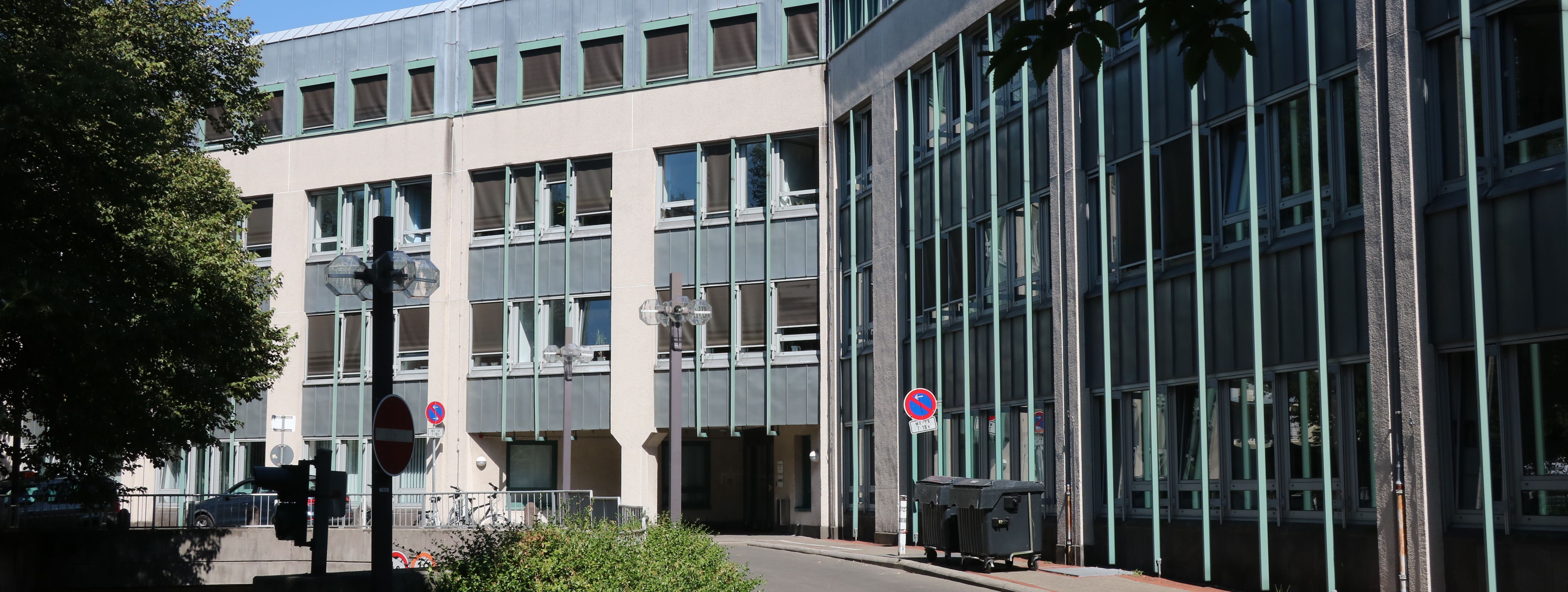 Das Neue Rathaus der Stadt Menden, zu sehen ist die Rückseite vom Westwall aus gesehen.