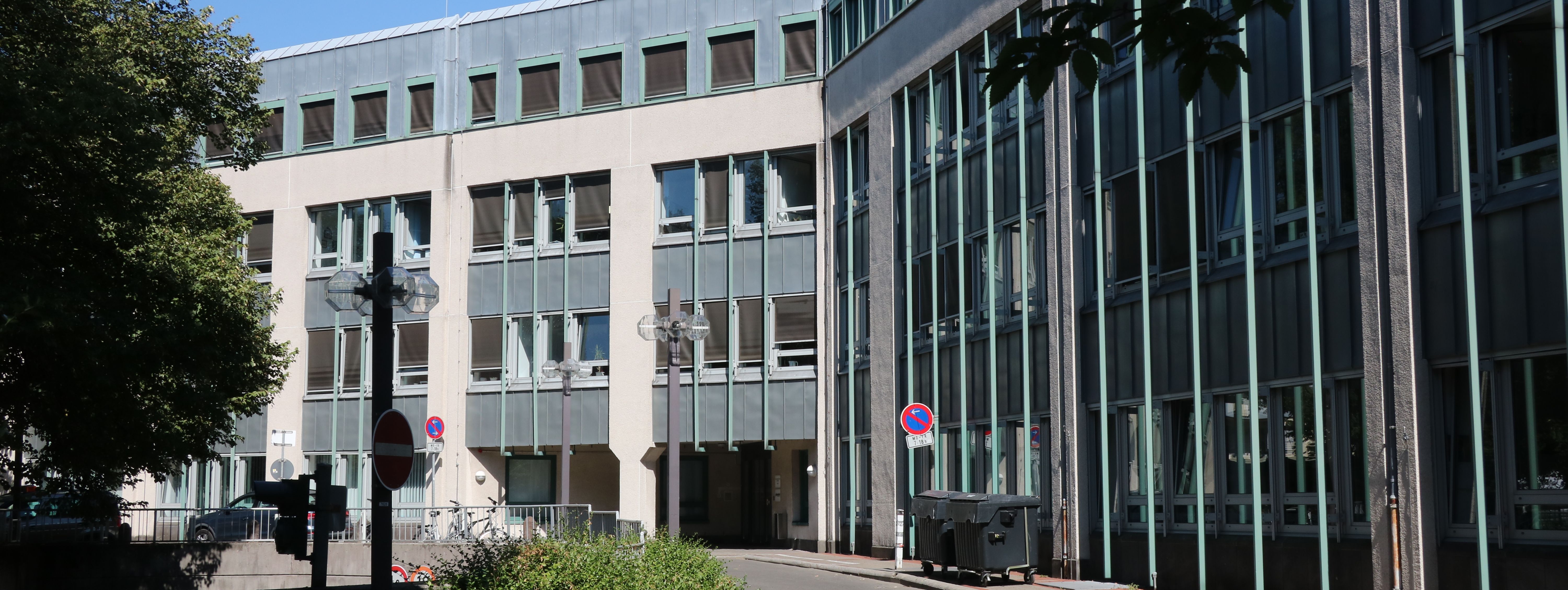 Das Neue Rathaus der Stadt Menden, zu sehen ist die Rückseite vom Westwall aus gesehen.