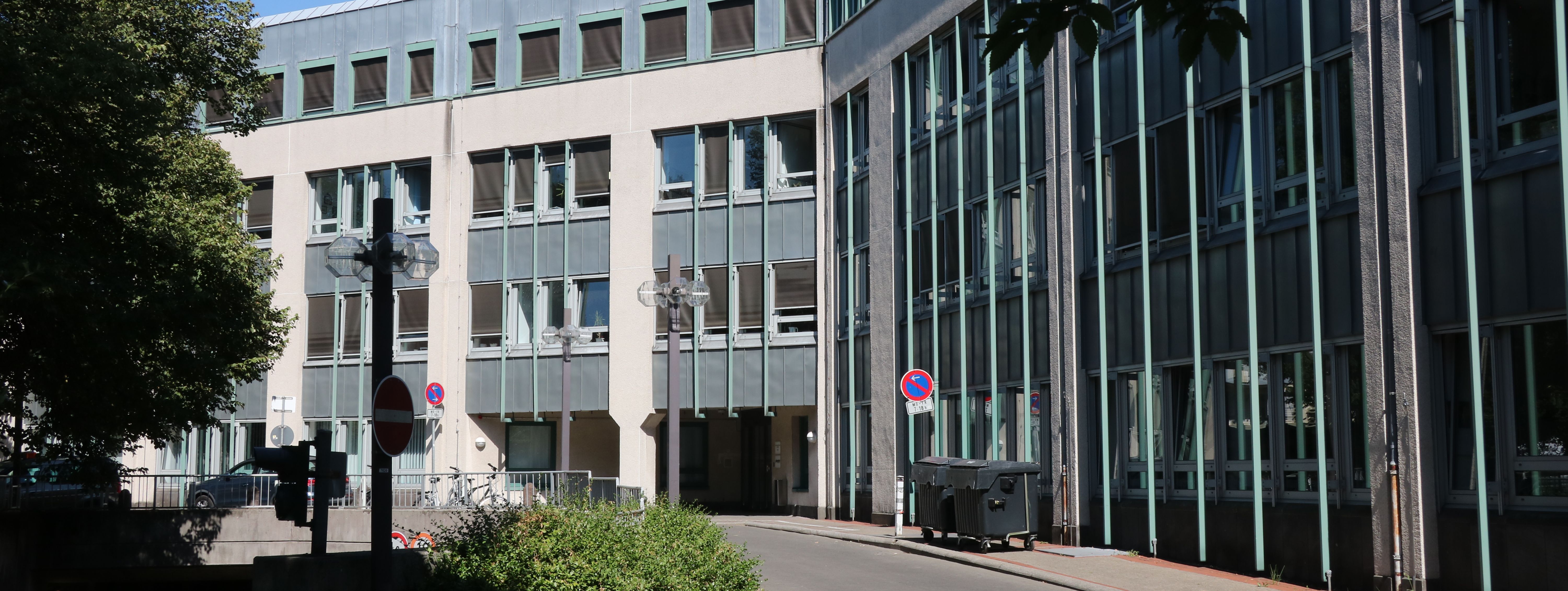 Das Neue Rathaus der Stadt Menden, zu sehen ist die Rückseite vom Westwall aus gesehen.