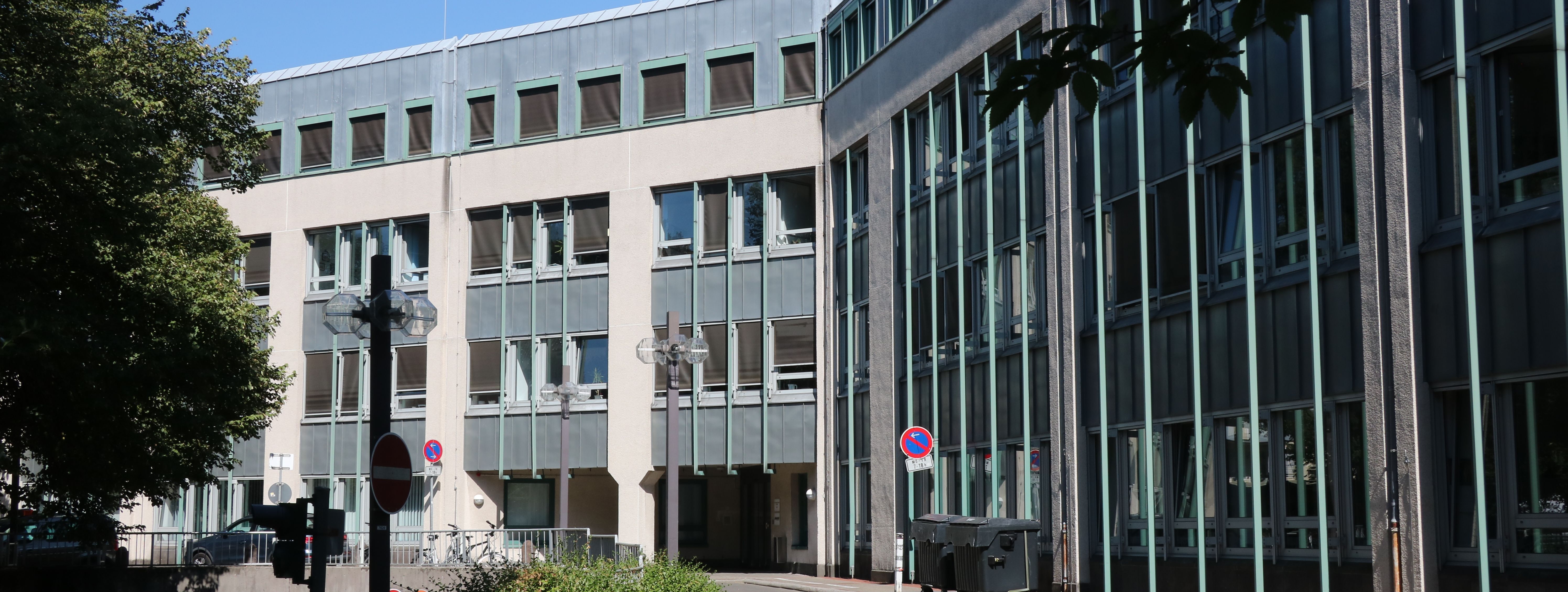 Das Neue Rathaus der Stadt Menden, zu sehen ist die Rückseite vom Westwall aus gesehen.