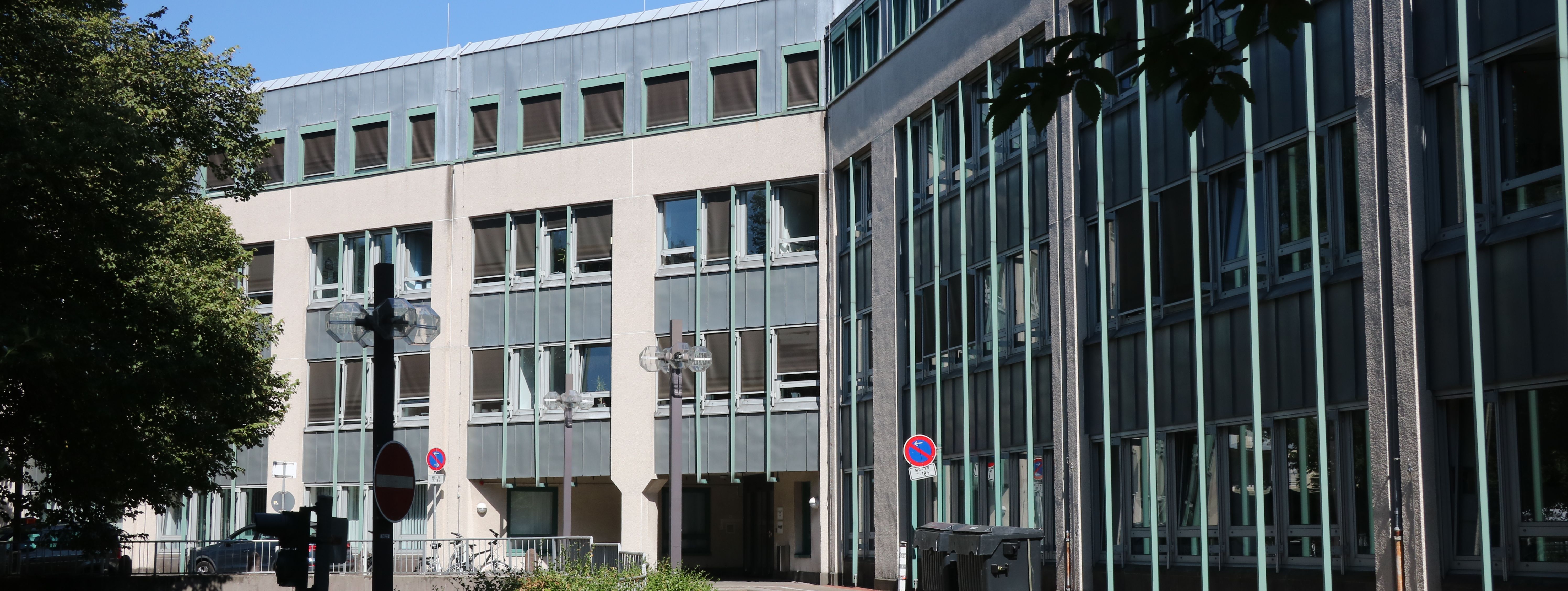 Das Neue Rathaus der Stadt Menden, zu sehen ist die Rückseite vom Westwall aus gesehen.