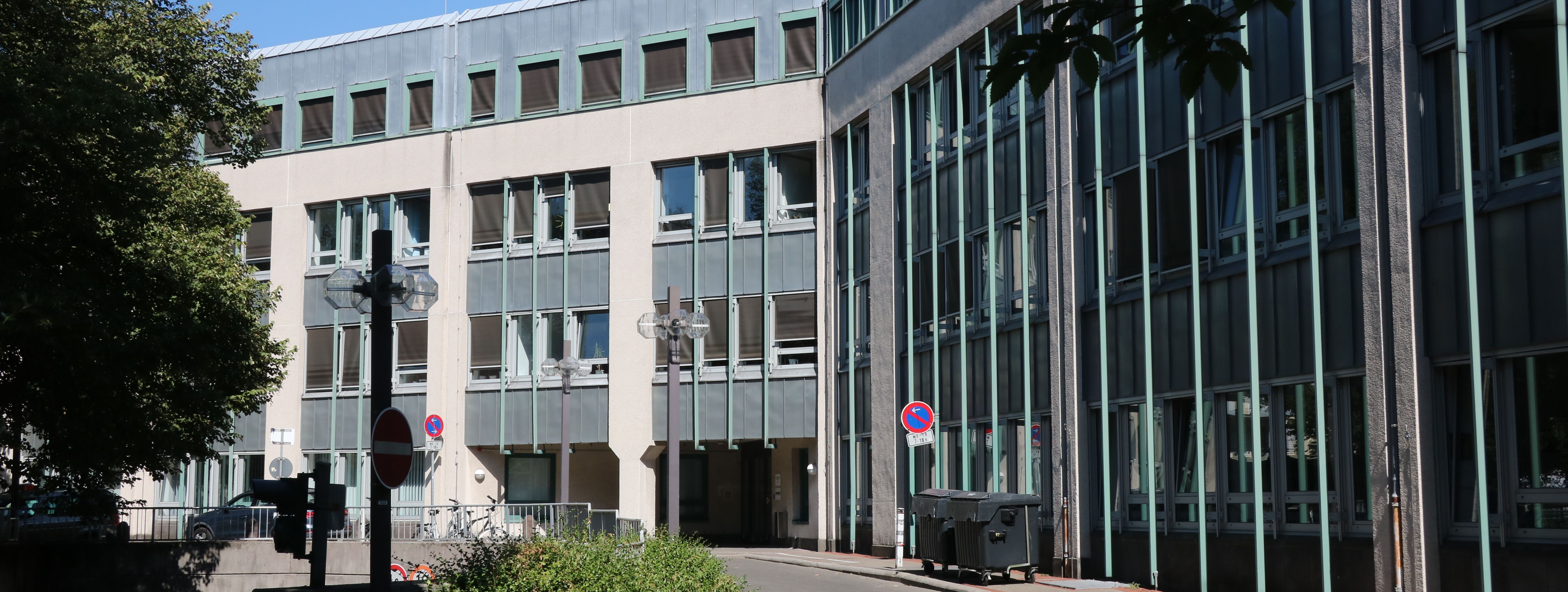 Das Neue Rathaus der Stadt Menden, zu sehen ist die Rückseite vom Westwall aus gesehen.