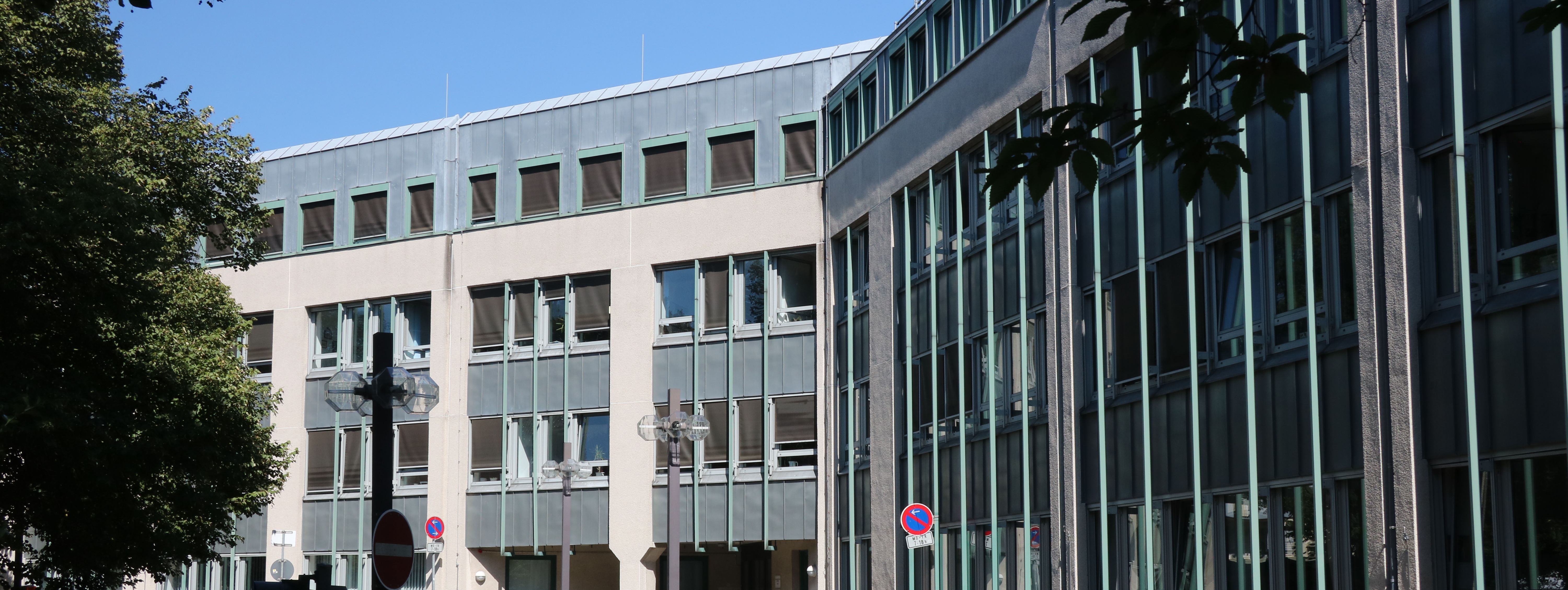 Das Neue Rathaus der Stadt Menden, zu sehen ist die Rückseite vom Westwall aus gesehen.