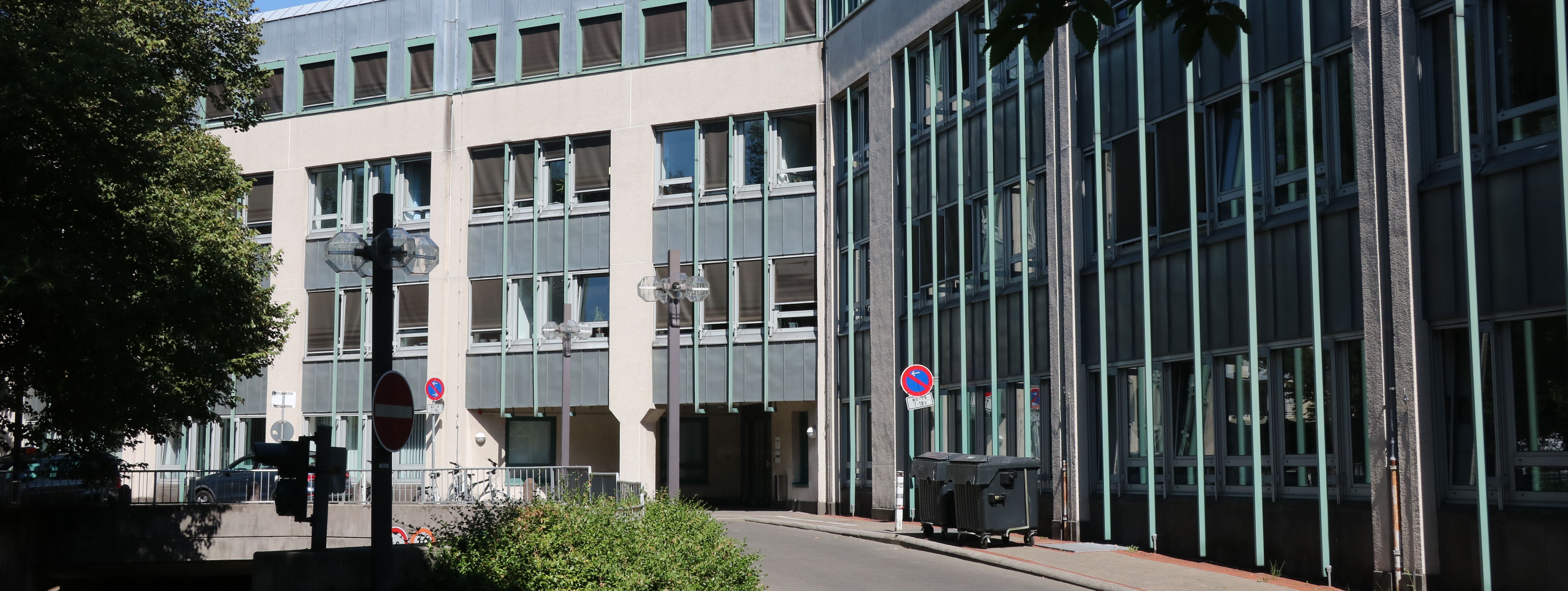 Das Neue Rathaus der Stadt Menden, zu sehen ist die Rückseite vom Westwall aus gesehen.