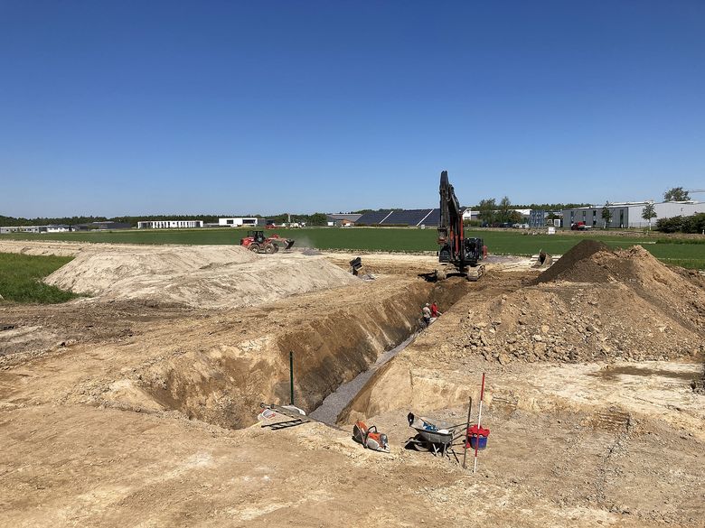 Weitere Ansicht des Kanalgrabens für den Schmutzwasserkanal im zweiten Bauabschnitt. Der Verlauf der Erschließungsstraße ist an Hand des abgeschobenen Oberbodens in etwa zu erahnen.