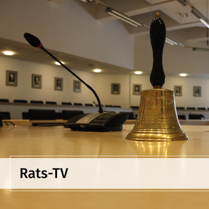 Ratssaal mit Glocke und Mikrofon