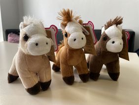 Drei Pflüschpferdchen