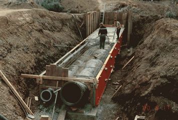 Bau eines Abwasserdükers zur Unterquerung der Hönne. Ein kleineres Rohr dient dem Trockenwetterabfluss, daneben das größere Rohr für das bei Regenwetter zusätzliche Abwasser. Die "Decke" des Bauwerkes wird später angeschüttet und die Hönne wieder über den Düker rüberfließen.