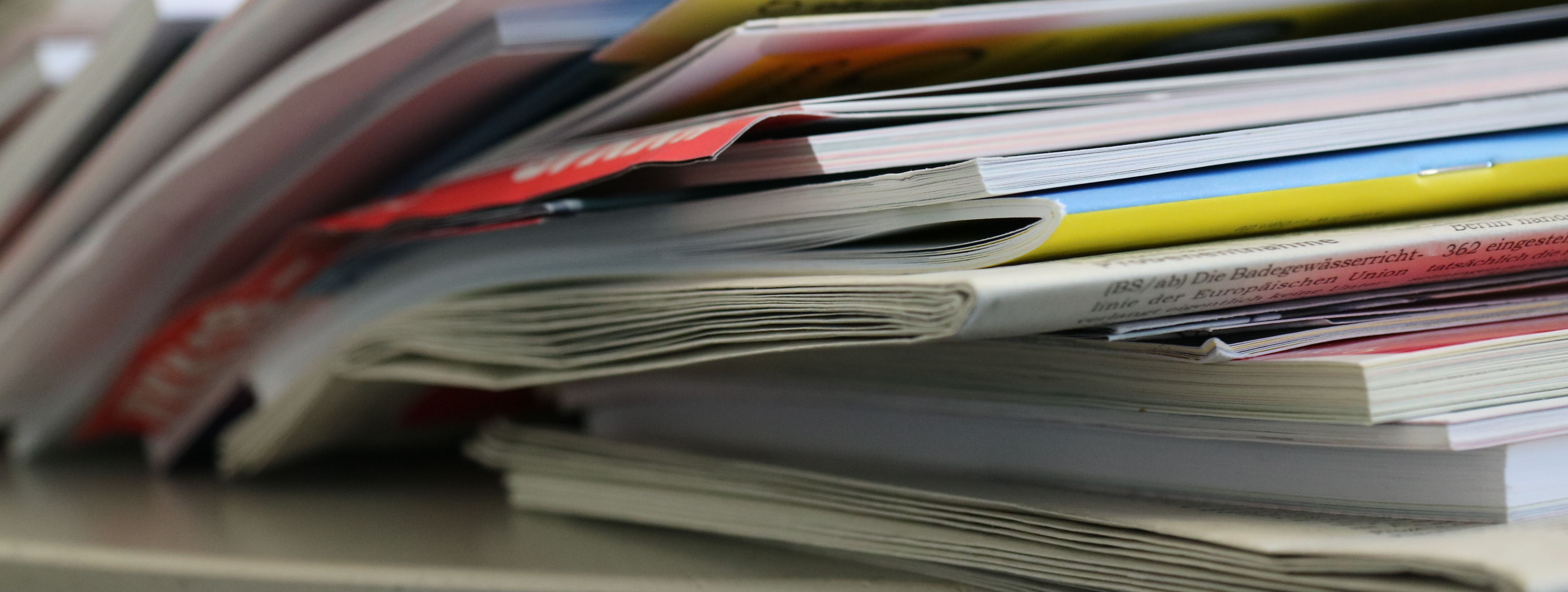Ein Stapel mit alten Zeitschriften und Zeitungen.
