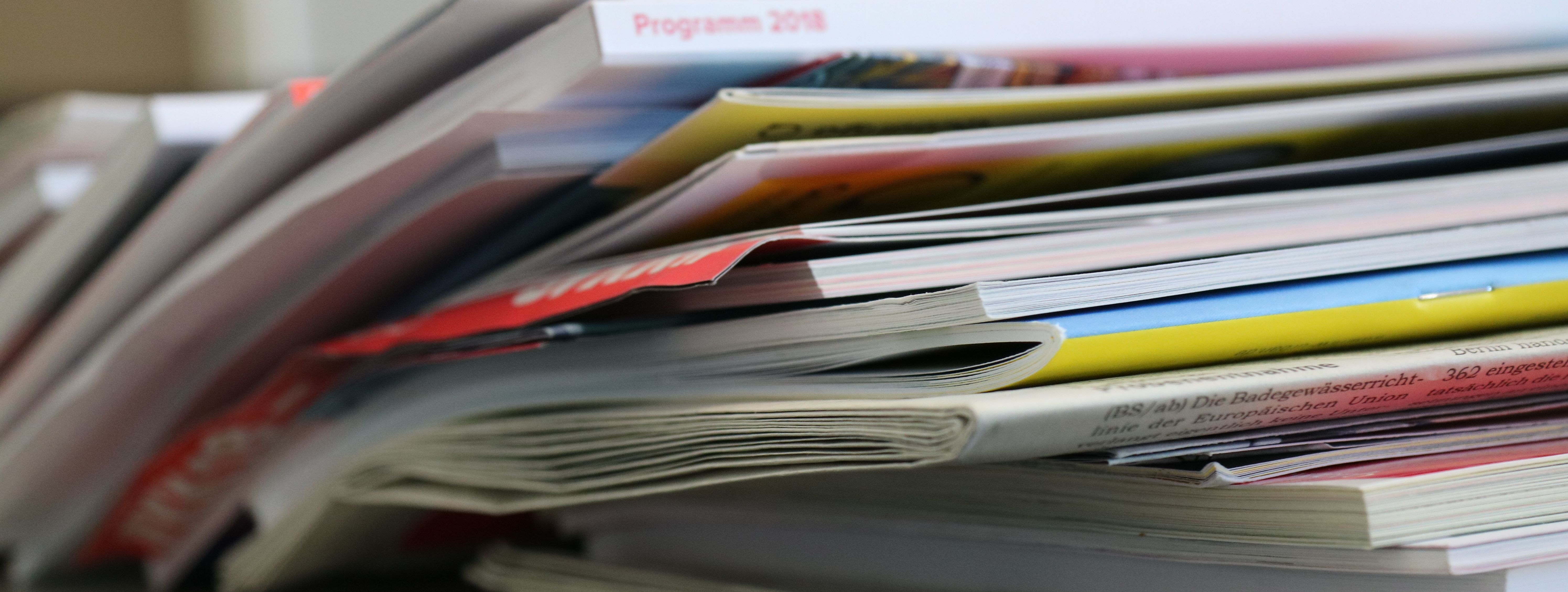 Ein Stapel mit alten Zeitschriften und Zeitungen.