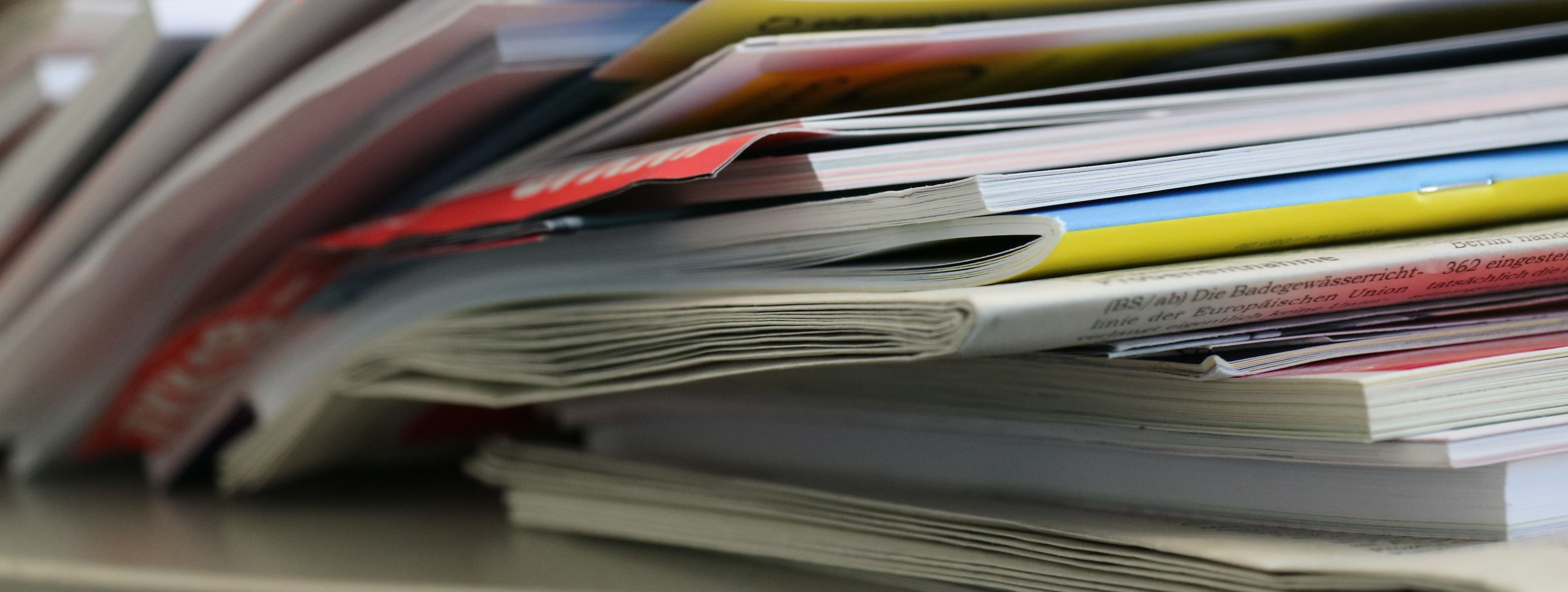 Ein Stapel mit alten Zeitschriften und Zeitungen.