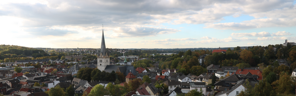 Blick auf die Mendener Innenstadt mit dem prägenden Turm der St. Vincenzkirche.