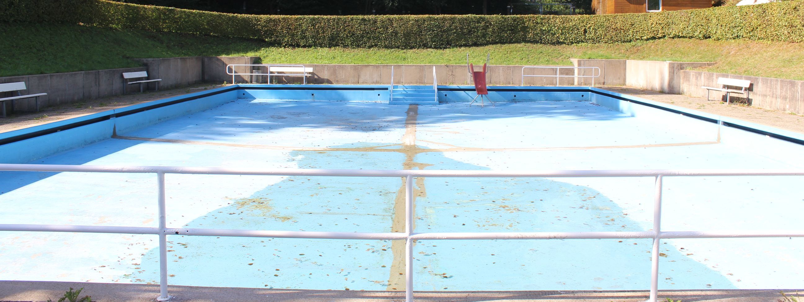 Das sanierungsbedürftige Kinderbecken des Freibades Leitmecke, ohne Wasser darin