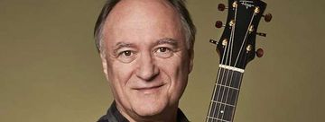 Peter Finger mit Gitarre