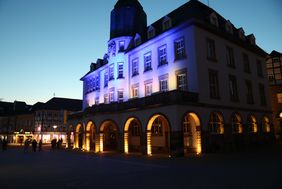 Als Zeichen der Solidarität leuchtet das Alte Rathaus in den Nationalfarben der Ukraine blau und gelb.