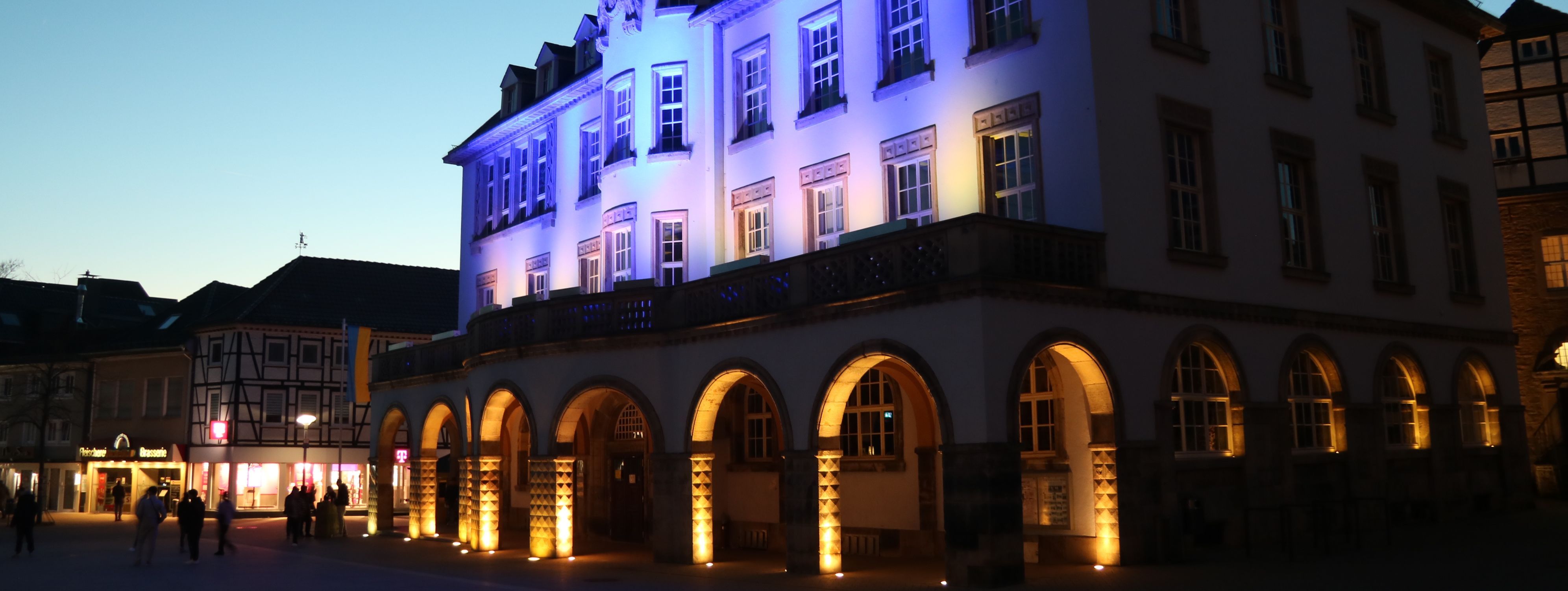 Als Zeichen der Solidarität leuchtet das Alte Rathaus in den Nationalfarben der Ukraine blau und gelb.