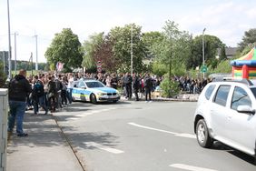 hunderte Jugendliche habe sich am Kreisverkehr in Oesbern versammelt und feiern den ersten Mai. In Mitten der Gruppe steht ein Polizeiauto.