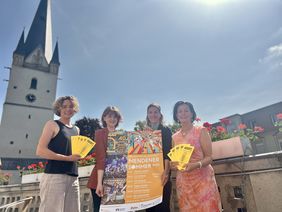 Susanne Gerlings (Kulturbüro), Simone Huckschlag (Sparkasse Märkisches Sauerland Hemer-Menden), Nadine Vellmer (Mendener Bank eG) und Jutta Törnig-Struck (Leiterin des Kulturbüros) präsentieren das Programm der Jubiläumsausgabe des Mendener Sommers.