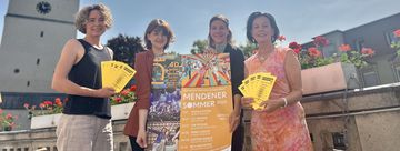 Susanne Gerlings (Kulturbüro), Simone Huckschlag (Sparkasse Märkisches Sauerland Hemer-Menden), Nadine Vellmer (Mendener Bank eG) und Jutta Törnig-Struck (Leiterin des Kulturbüros) präsentieren das Programm der Jubiläumsausgabe des Mendener Sommers.