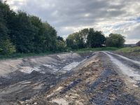 Aushub für das Regenrückhaltebecken 2.1; der Weg rechts ist der künftige Wartungsweg.