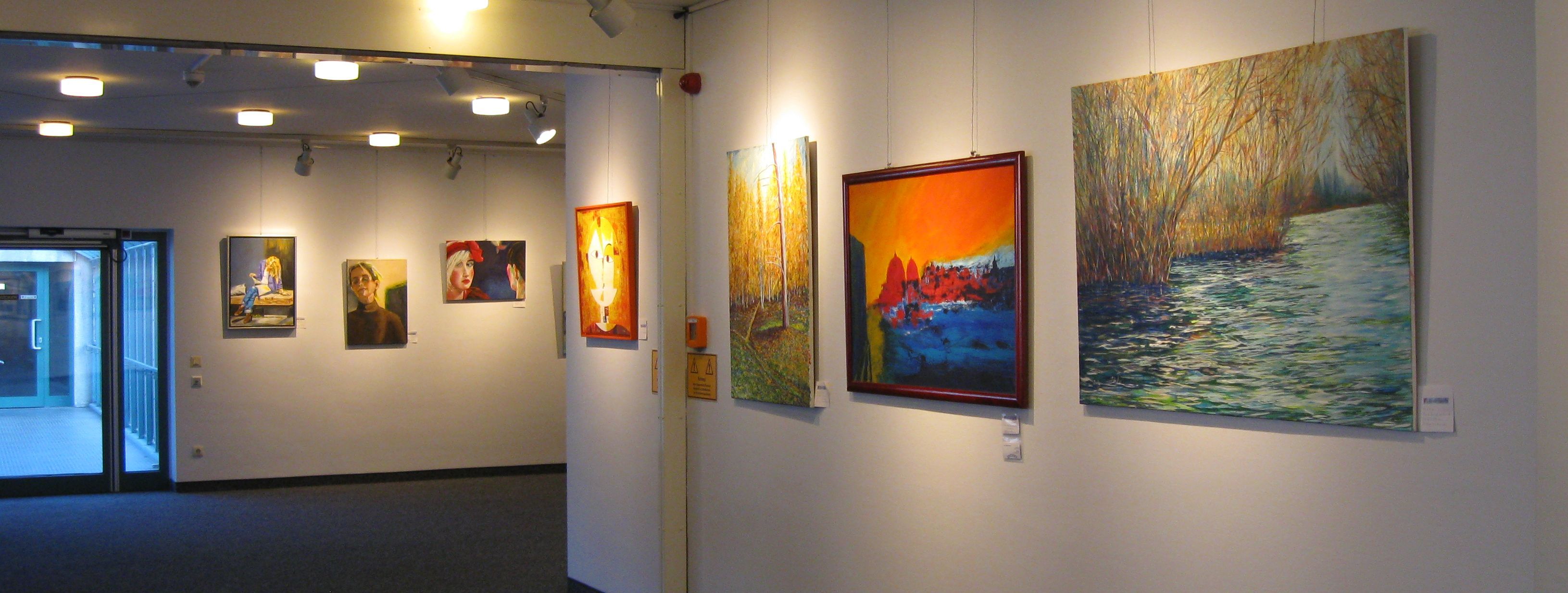 An mehreren Wänden im Foyer des Neuen Rathauses hängen Bilder und Gemälde, die zur Ausstellung im Februar 2018 gehören. 