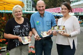 Die Marktsprecher Bettina Dregger (Obst und Gemüse Dregger) und Friedrich Frens (Frisches vom Land) sowie Melanie Kersting (Stadtmarketing WSG Menden) bei der Vorstellung der Aktion