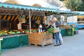 Besucherinnen des Mendener Wochenmarkts