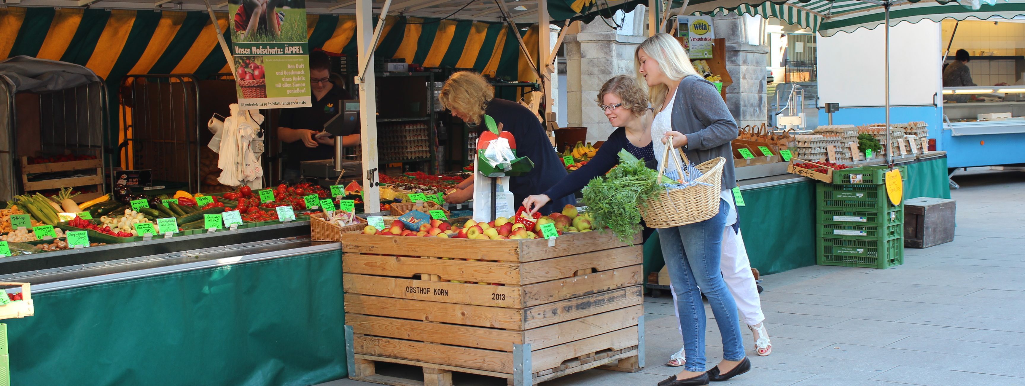 Besucherinnen des Mendener Wochenmarkts