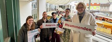 v.l. Svenja Schönert und Robin Eisbach (beide Mendigital), Eva Ellert und Melanie Kersting (beide StadtMarketing Menden) und Bürgermeisterin Manuela Schmidt.