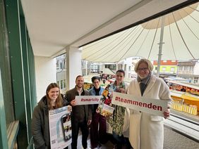 v.l. Svenja Schönert und Robin Eisbach (beide Mendigital), Eva Ellert und Melanie Kersting (beide StadtMarketing Menden) und Bürgermeisterin Manuela Schmidt.