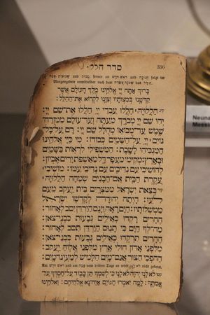 Jüdisches Gebetbuch mit Brandspuren