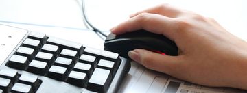 Hand auf Computermaus