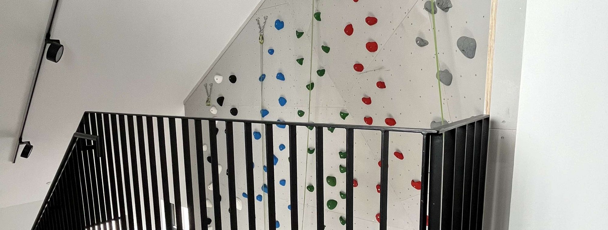 Innenansicht des Kinder- und Jugendtreffs "Das Zentrum" - Kletterwand