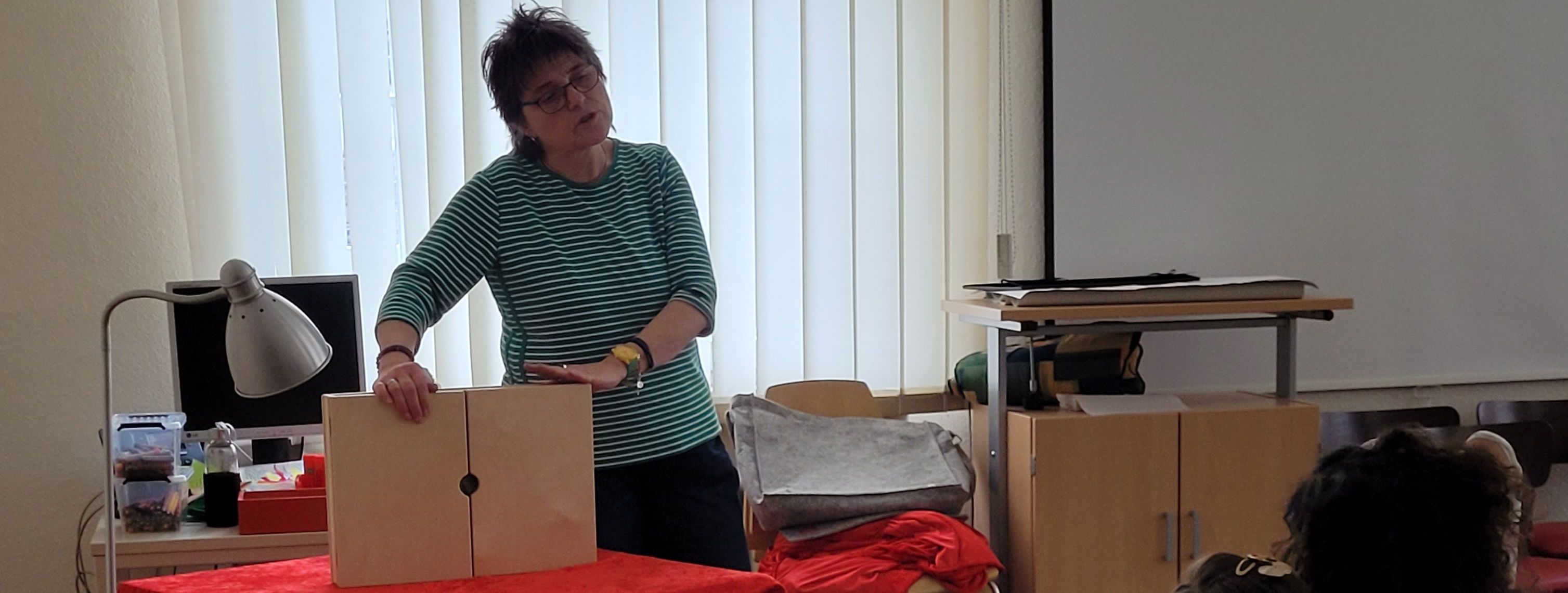 Ute Bauer von der Bücherei stellt Geschichten mit Hilfe des Kamishibai vor.