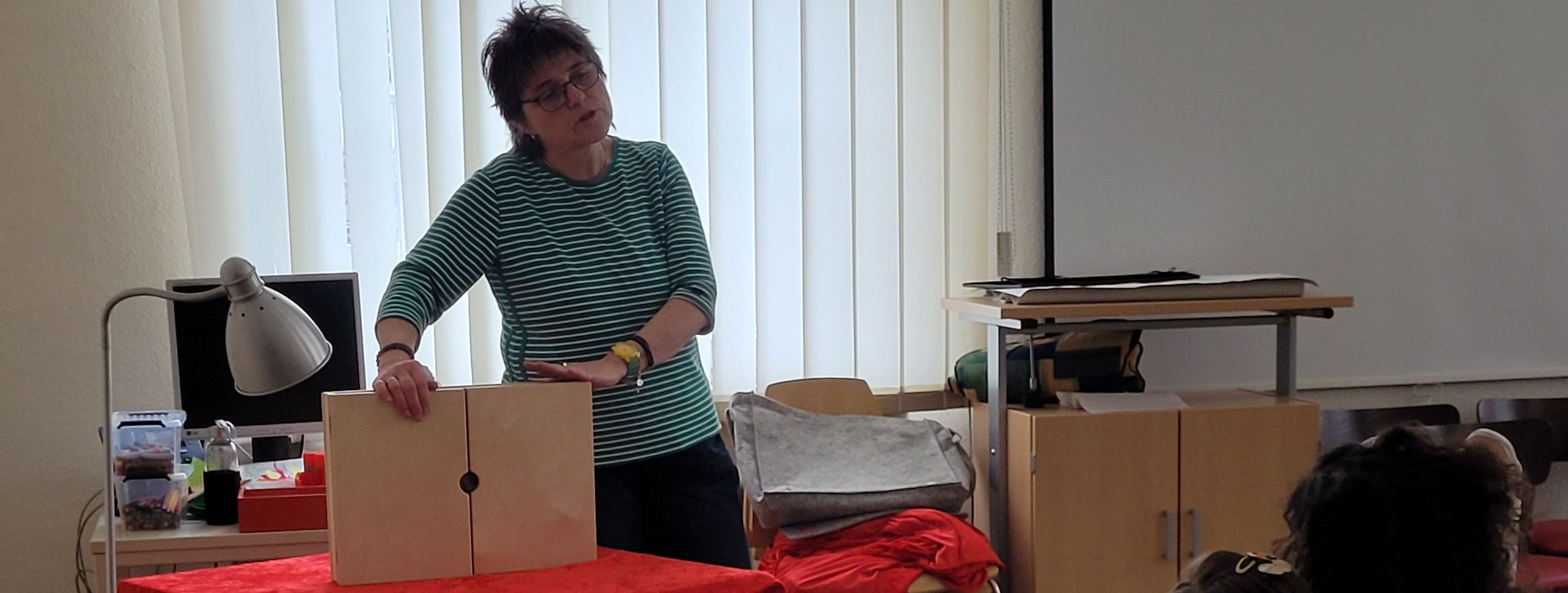 Ute Bauer von der Bücherei stellt Geschichten mit Hilfe des Kamishibai vor.