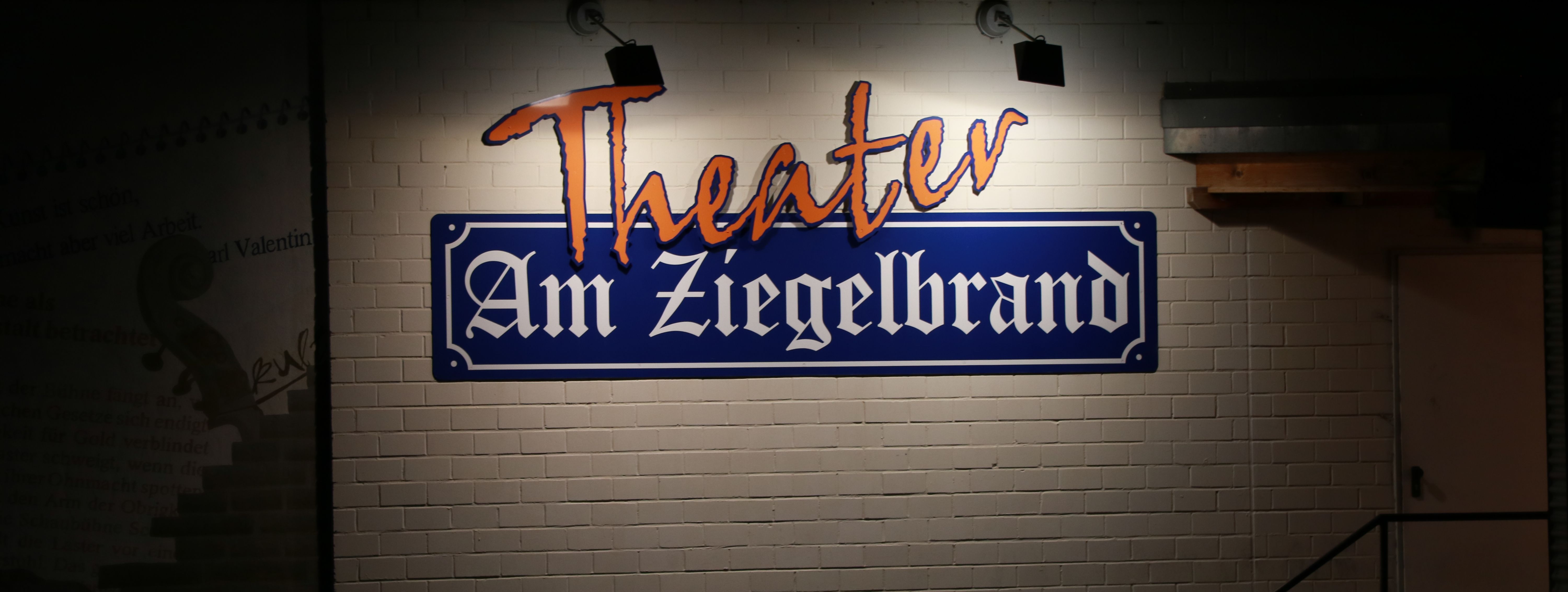 Das Theater Am Ziegelbrand von aussen bei Nacht. Zu sehen ist der beleuchtete Schriftzug am Gebäude.