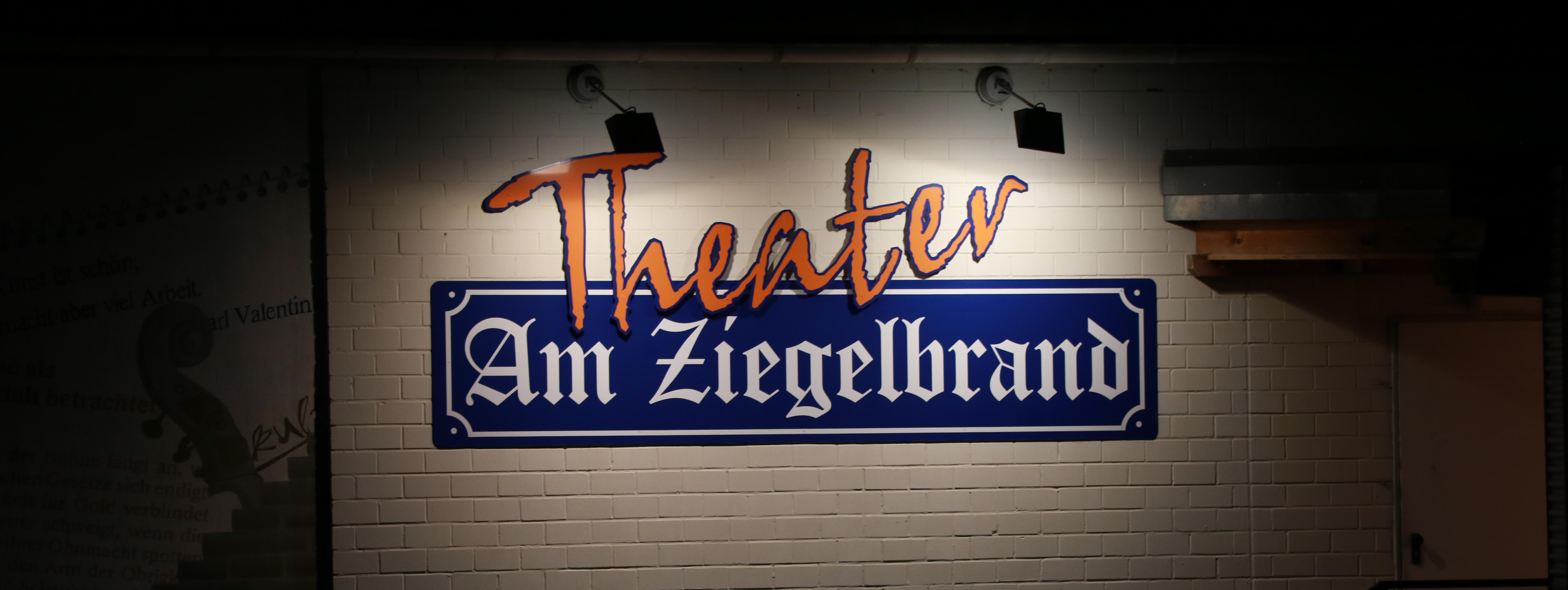 Das Theater Am Ziegelbrand von aussen bei Nacht. Zu sehen ist der beleuchtete Schriftzug am Gebäude.