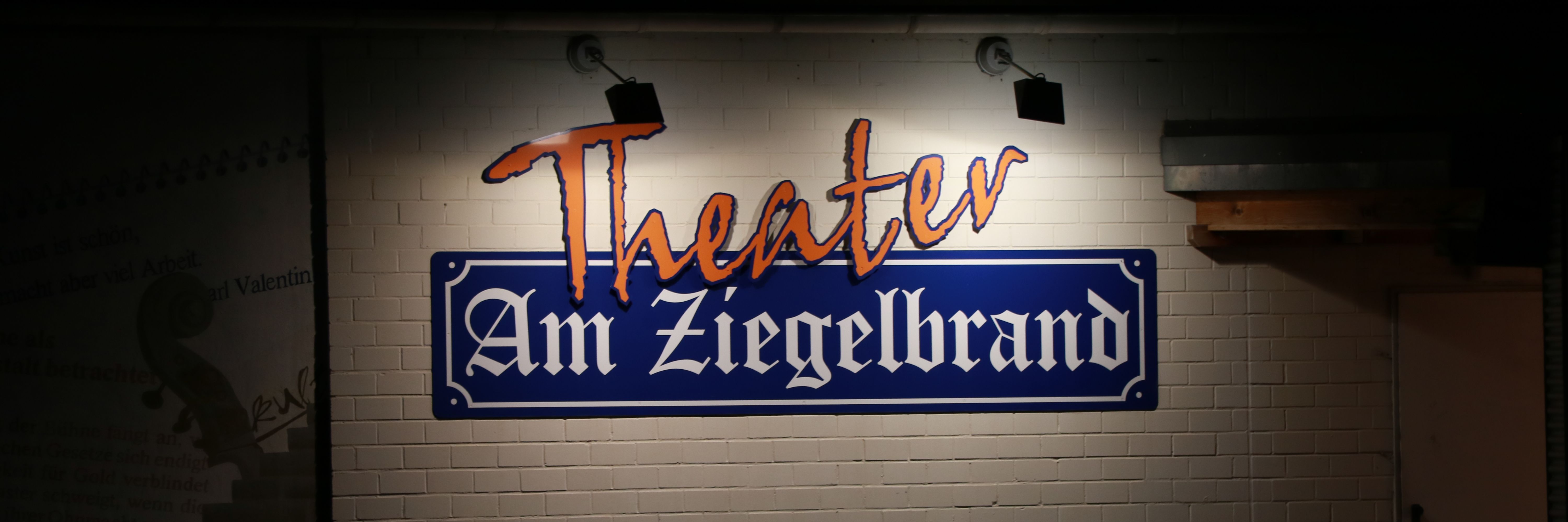 Das Theater Am Ziegelbrand von aussen bei Nacht. Zu sehen ist der beleuchtete Schriftzug am Gebäude.