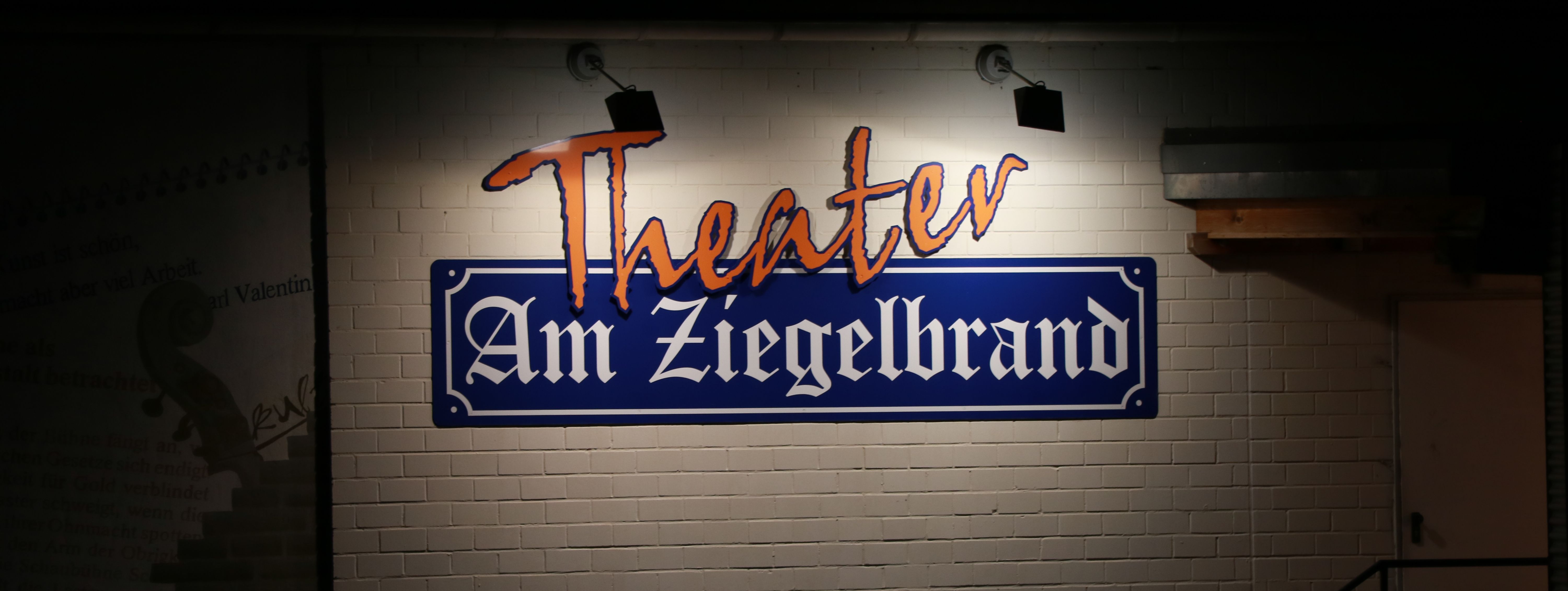 Das Theater Am Ziegelbrand von aussen bei Nacht. Zu sehen ist der beleuchtete Schriftzug am Gebäude.