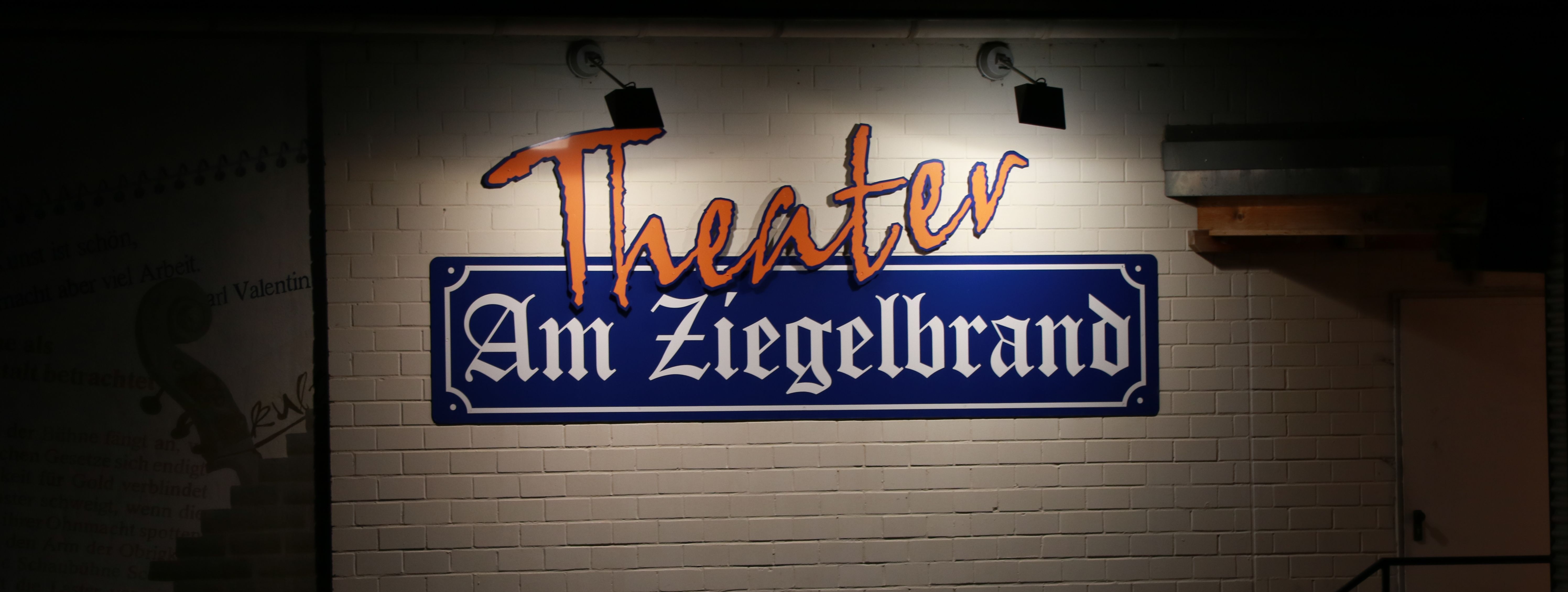 Das Theater Am Ziegelbrand von aussen bei Nacht. Zu sehen ist der beleuchtete Schriftzug am Gebäude.